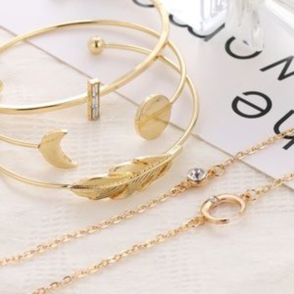 ⭐️Beautiful Gold Bracelet Set⭐️ - Picture 3 of 5